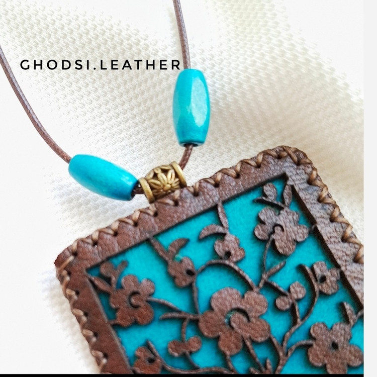 گردنبند کیف حرز چرم طبیعی دست دوز طرح اسلیمی کد 54