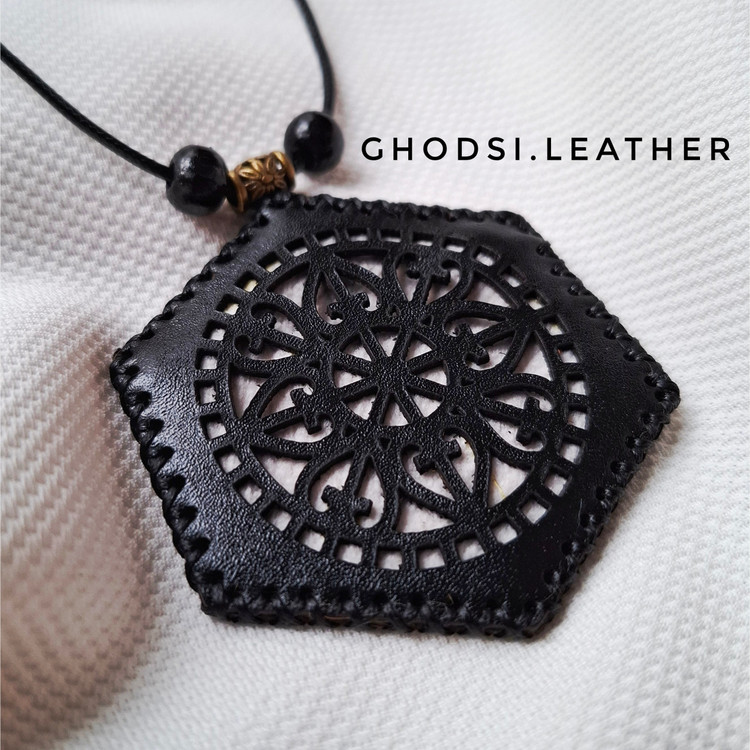 کیف حرز گردنبند چرم طبیعی مدل 6 ضلعی دست دوز کد 41